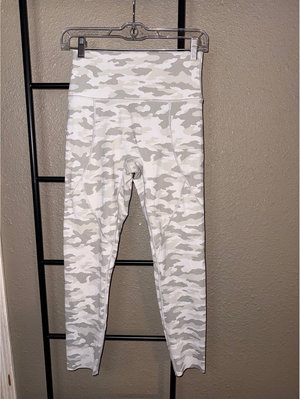 Aerie High-Waisted White and Gray Camo Leggings Size M